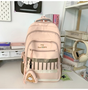 Détail du sac à dos scolaire rose clair à grande capacité avec étiquette de pizza