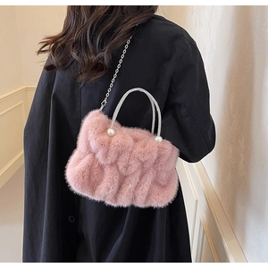Roze pluche tas met parelaccenten en sprankelend handvat met strass-steentjes