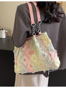 Sac fourre-tout en denim à motif d'étoiles, franges et bandoulière rose