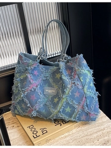 Sac fourre-tout en jean bleu avec étoiles colorées et motif de losanges effilochés