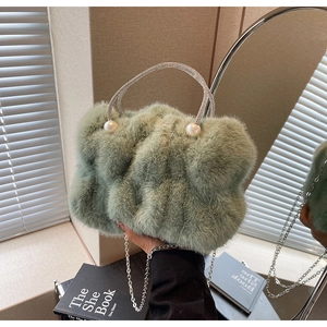 Detail van de saliegroene faux fur cloud tas met parels en strassteentjes ketting
