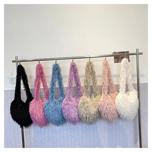Détails de sacs à bandoulière en fausse fourrure en plusieurs couleurs sur un support