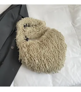 Détail de la texture douce du sac à bandoulière en fausse fourrure crème élégant