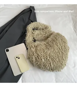 Comparaison de taille de sac à main en fausse fourrure beige avec iPad et téléphone