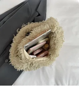 Intérieur spacieux du sac cabas en peluche beige avec rangement pour vos essentiels