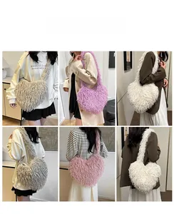 Collage détaillé de sacs à bandoulière en peluche en forme de cœur, gris, violet et rose