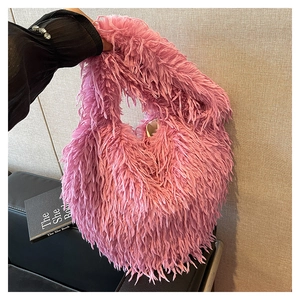 Détail du sac à bandoulière en fausse fourrure rose avec texture douce en peluche