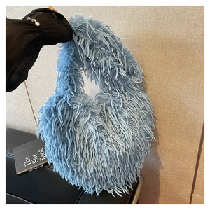 Gros plan sur le sac à bandoulière bleu clair en fausse fourrure à poils longs soyeux