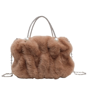 Pluche wolkentas in camelbruin met strass handvatten en parelaccenten voor dames