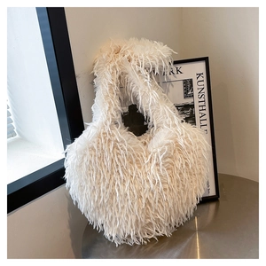 Gros plan du sac à main cœur en fausse fourrure blanche montrant la texture douce et pelucheuse