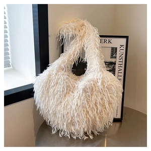 Vue détaillée du sac à bandoulière blanc en plumes synthétiques avec texture pelucheuse