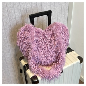 Détail du sac à épaule en forme de cœur en fausse fourrure lavande à texture pelucheuse