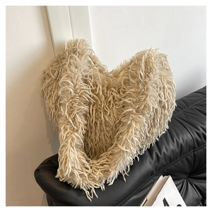 Détail d'un sac à main en fausse fourrure beige en forme de cœur à la texture douce