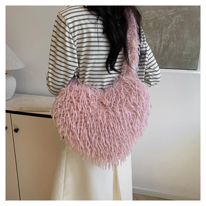 Vue arrière d'un mannequin portant un grand sac à bandoulière en fausse fourrure rose