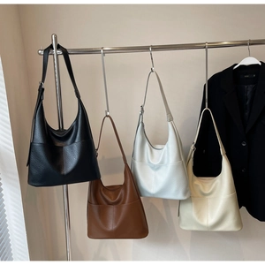 Große Hobo-Taschen aus Leder in Schwarz, Braun, Blau und Cremeweiß für Damen im Set