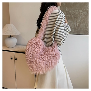 Sac à épaule chic en fausse fourrure rose clair dans un cadre intérieur doux