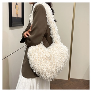 Détail du sac à épaule cœur en fausse fourrure blanche avec texture peluche et bandoulière
