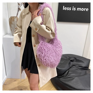 Détail d'un sac à bandoulière en fausse fourrure violette montrant sa texture peluche