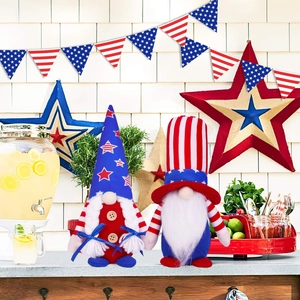 Par de gnomos del Día de la Independencia con sombreros de estrellas y rayas, decorado