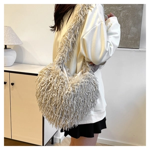 Détail de la texture douce en plumes beiges sur ce sac à épaule tendance pour femme