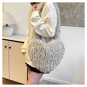 Détail du sac à épaule en fausse fourrure douce gris clair avec un grand design hobo