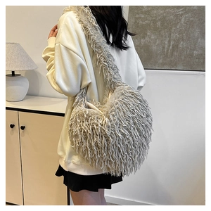 Détail de la texture en plumes grises de haute qualité sur un grand sac à bandoulière