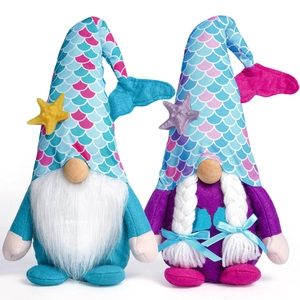 Set di due gnomi sirena con cappelli a scaglie e decorazioni a forma di stella marina