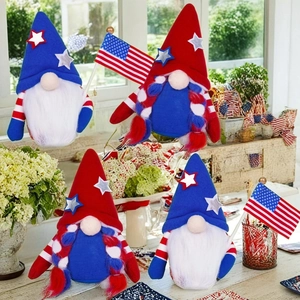 Detailansicht von vier patriotischen Gnomen mit US-Flaggenmustern und Zöpfen