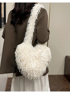 Sac à épaule chic en fausse fourrure crème en forme de cœur pour femme avec peluche
