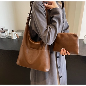 Detailansicht der karamellbraunen Bucket Bag aus Leder mit passender Innentasche