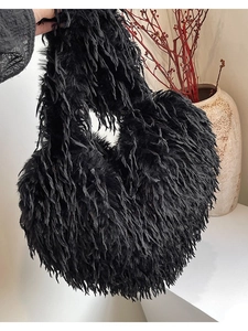 Sac à main élégant en plumes de dinde noires avec texture duveteuse et anse unique