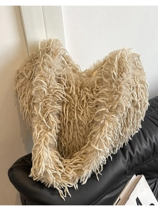 Sac à épaule chic pour femme en fausse fourrure beige douce pour l'automne et l'hiver