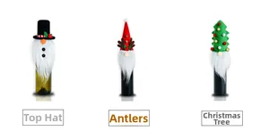 Detailansicht festlicher Weihnachts-Weinflaschenhüllen mit Kunstpelz und Hut-Designs