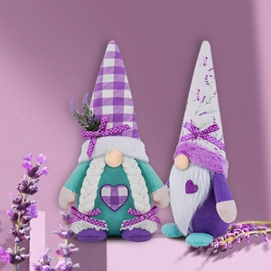 Détail de gnomes sur le thème de la lavande avec chapeaux à carreaux et cœurs