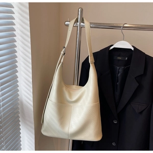 Detail der creme-hobo-tasche aus Leder mit Lychee-Muster und verstellbarem Schultergurt