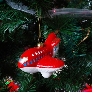Feestelijke rood-witte vliegtuig kerstboomversiering met gouden ophangkoord