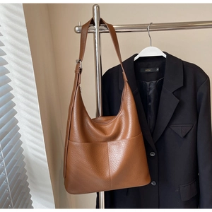 Detail einer dunkelbraunen Hobo-Bag aus genarbtem Leder mit Tasche und verstellbarem Gurt