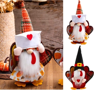 Dettaglio di gnomi del Ringraziamento con cappelli scozzesi e decorazioni autunnali