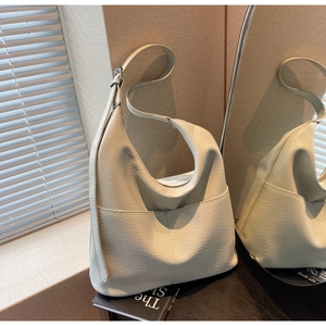 Detailansicht beige Hobo-Bag aus Leder mit Narbenstruktur und breitem Schultergurt