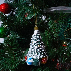Adorno de árbol de Navidad con decoración de nieve y cajas de regalo en rama