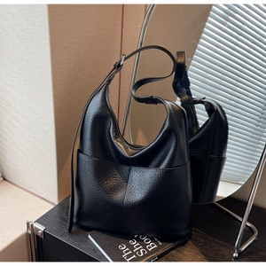Detail der schwarzen Hobo-Tasche aus Leder mit Lychee-Maserung und verstellbarem Riemen