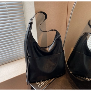 Detail der schwarzen Hobo-Tasche aus Kieselleder mit verstellbarem Gurt und Metallschnalle