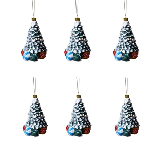 Detalle de seis mini adornos de árbol de Navidad nevado con cajas de regalo de colores