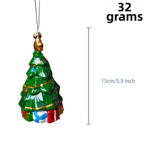 Dettaglio dell'ornamento albero di Natale verde da 15 cm con pacchi regalo da 32g