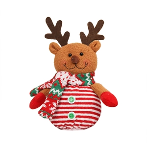Detail van Kerst rendier pluche pop met gestreept lichaam en gebreide sjaal