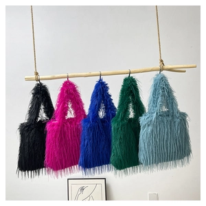 Détail de la texture des sacs cabas en fausse fourrure noire rose bleue et verte