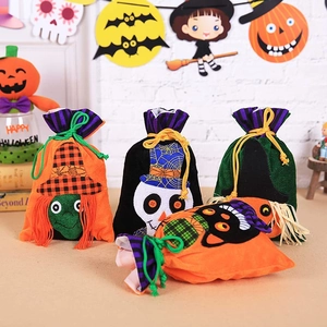 Sacchetti regalo di Halloween in velluto con coulisse e disegni di strega e scheletro