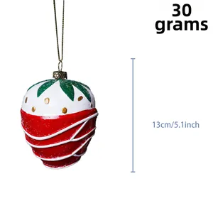 Détail d'un ornement de Noël fraise pailletée avec hauteur de 13cm et poids de 30g