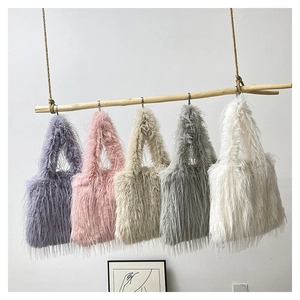 Détails de sacs fourre-tout en fausse fourrure en cinq coloris sur un support en bois
