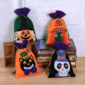 Set di 4 sacchetti regalo di Halloween in velluto con disegni di zucca e strega